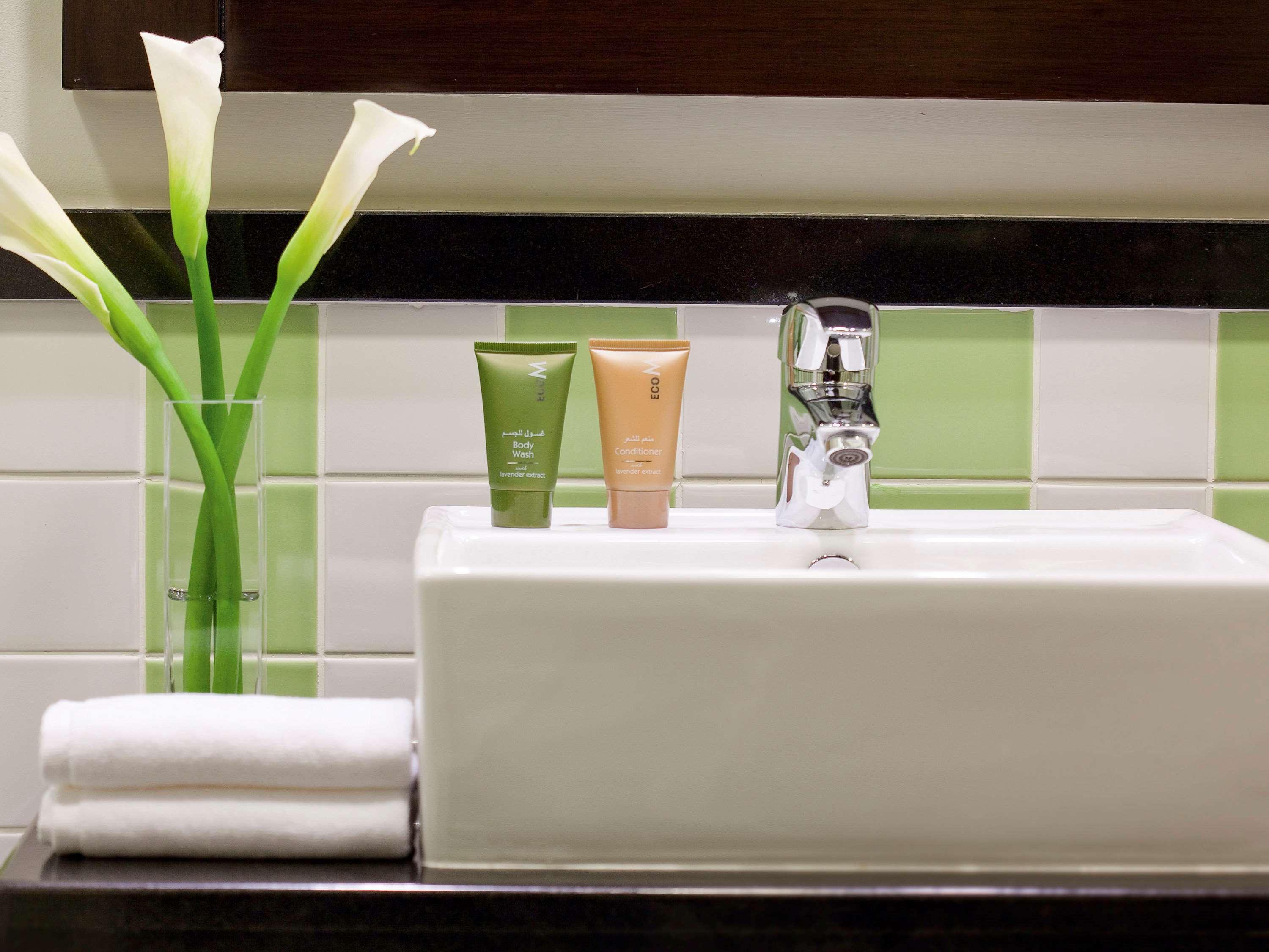 Moevenpick Hotel Apartments Al Mamzar Dubai Exterior foto Bathroom amenities