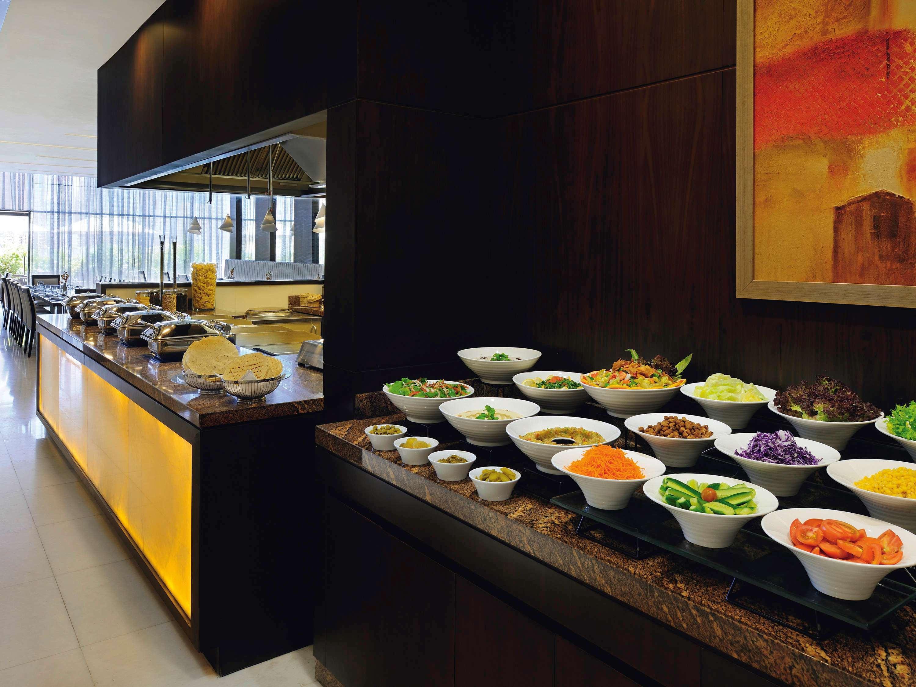 Moevenpick Hotel Apartments Al Mamzar Dubai Exterior foto A salad bar