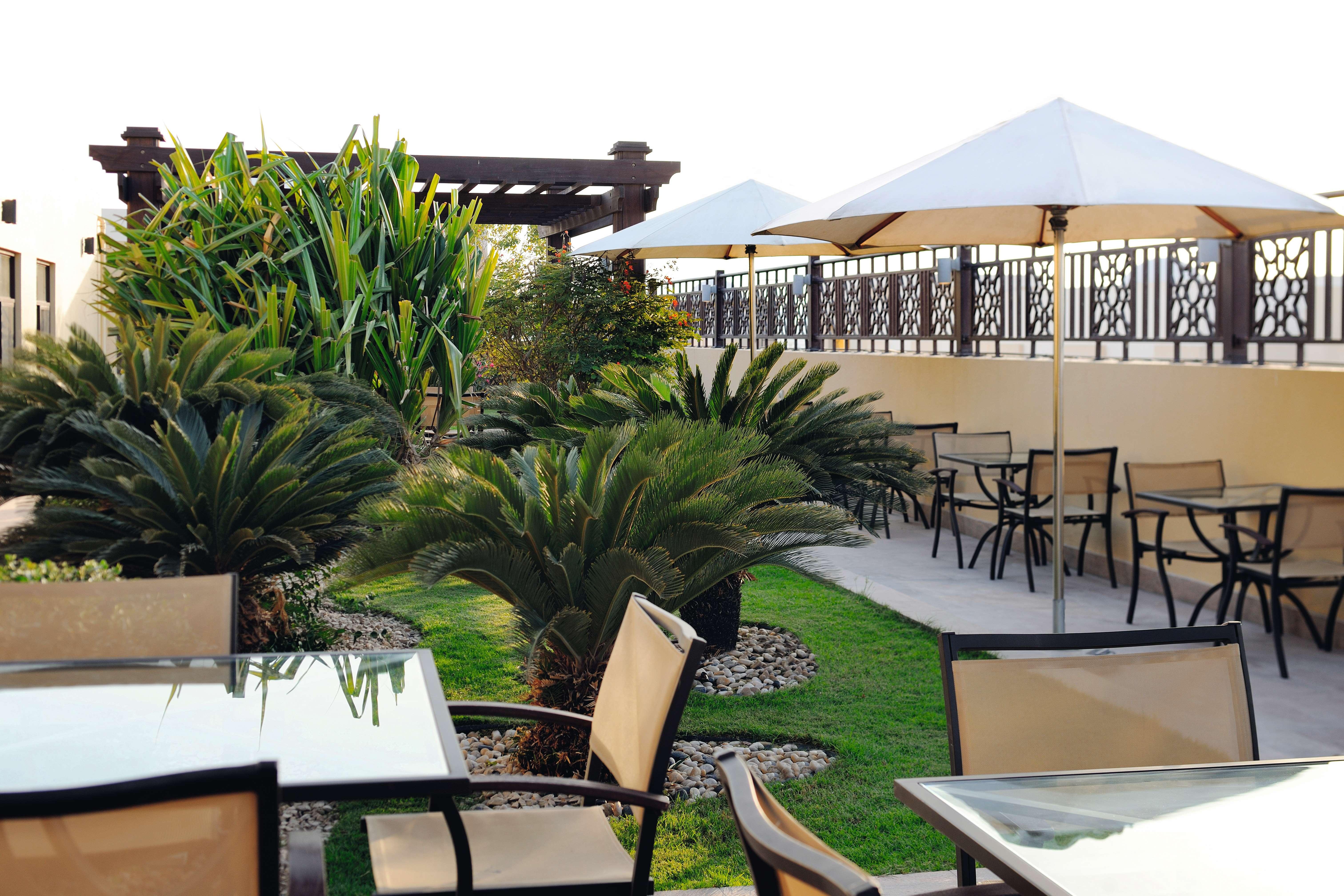 Moevenpick Hotel Apartments Al Mamzar Dubai Exterior foto The rooftop garden at the hotel