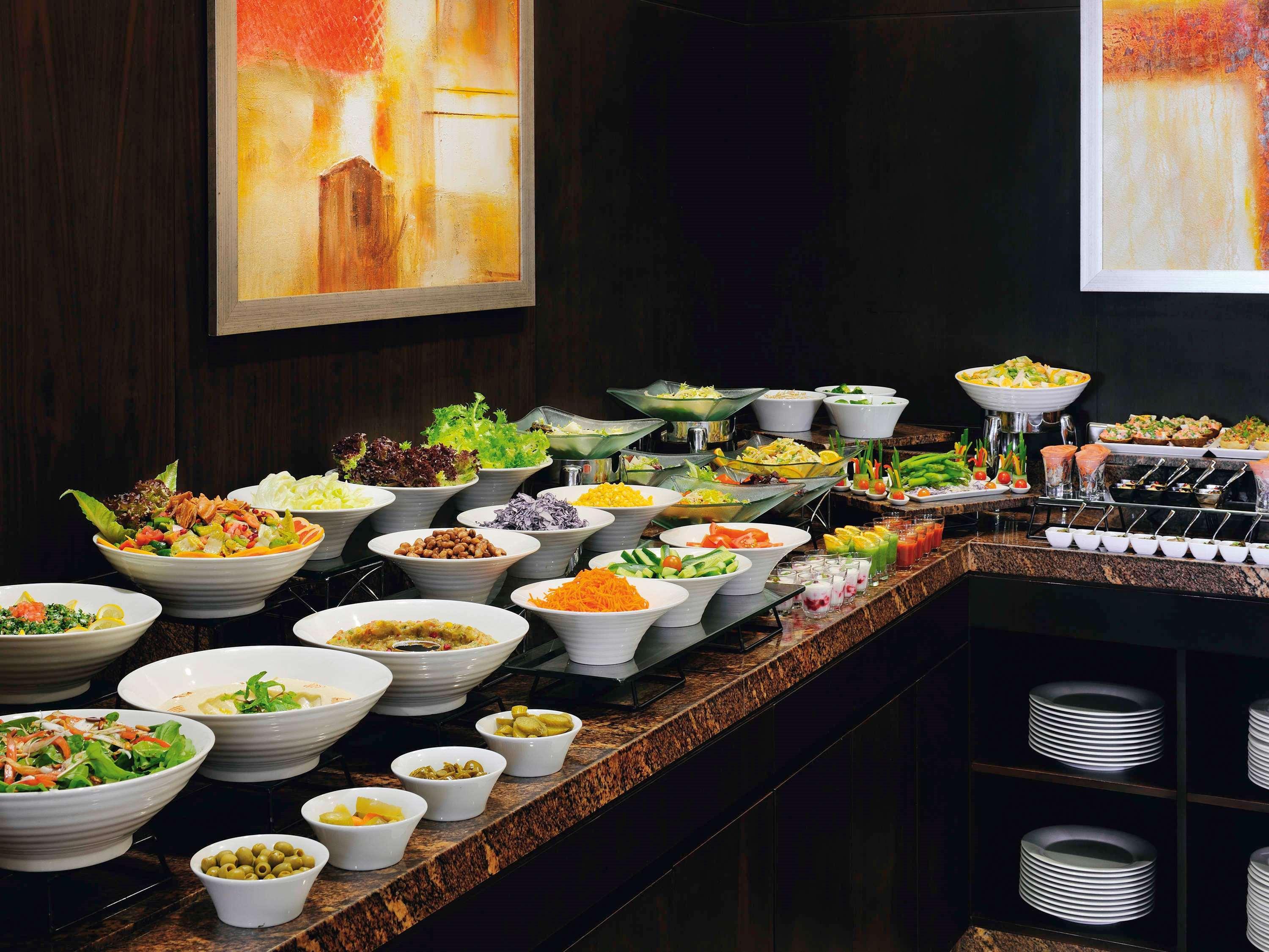 Moevenpick Hotel Apartments Al Mamzar Dubai Exterior foto A salad bar