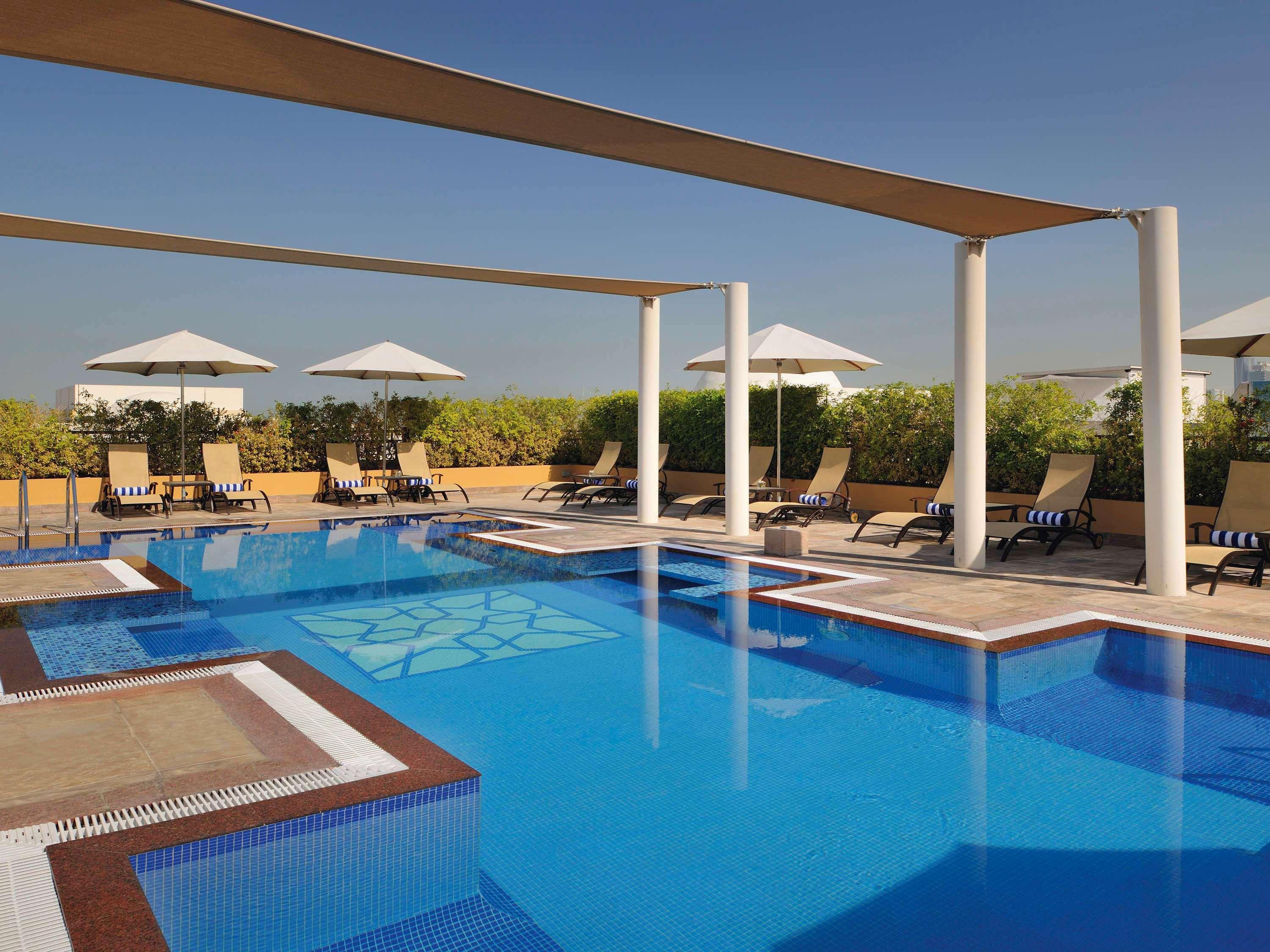 Moevenpick Hotel Apartments Al Mamzar Dubai Exterior foto The swimming pool at the hotel