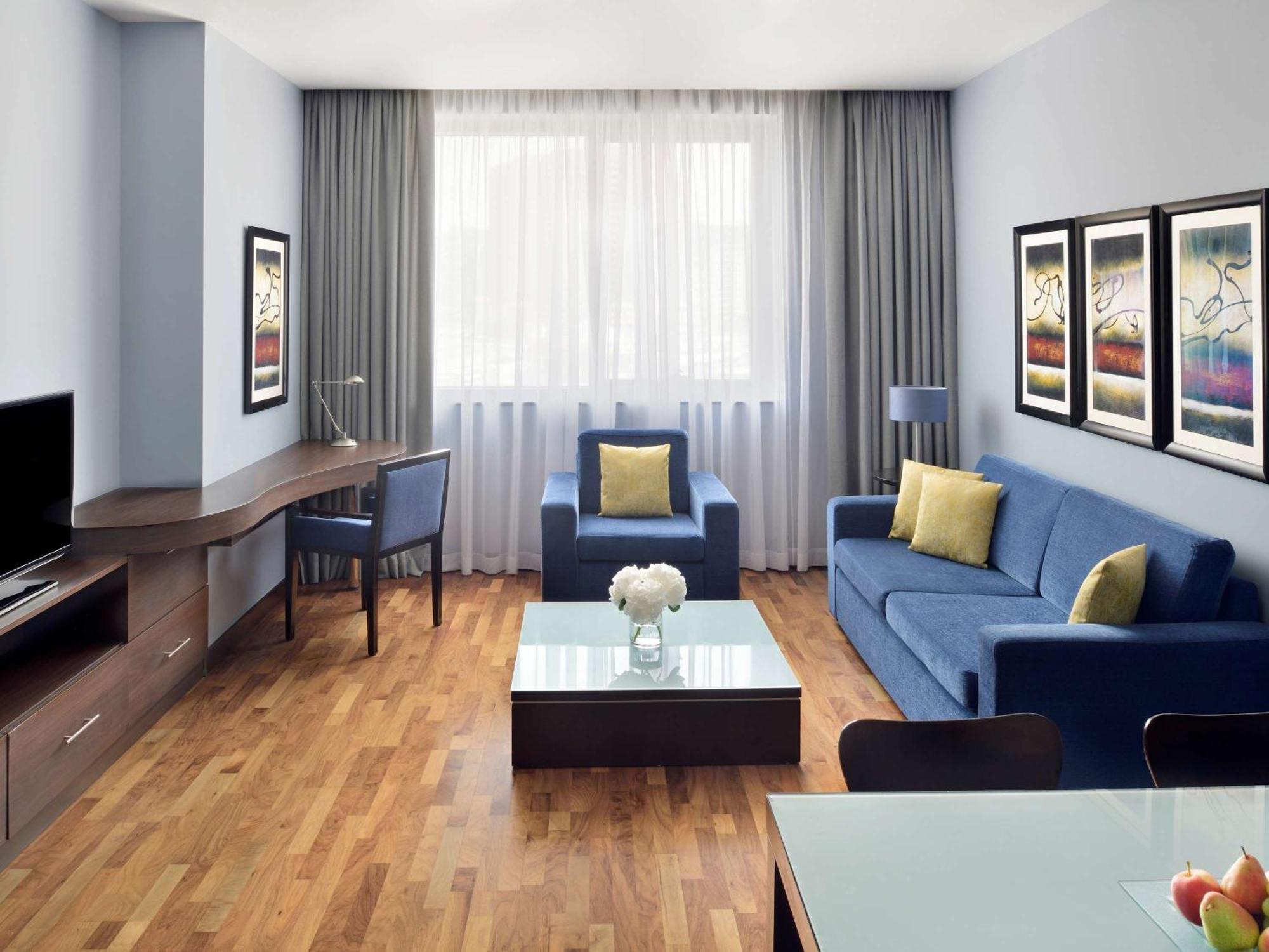 Moevenpick Hotel Apartments Al Mamzar Dubai Exterior foto A living room
