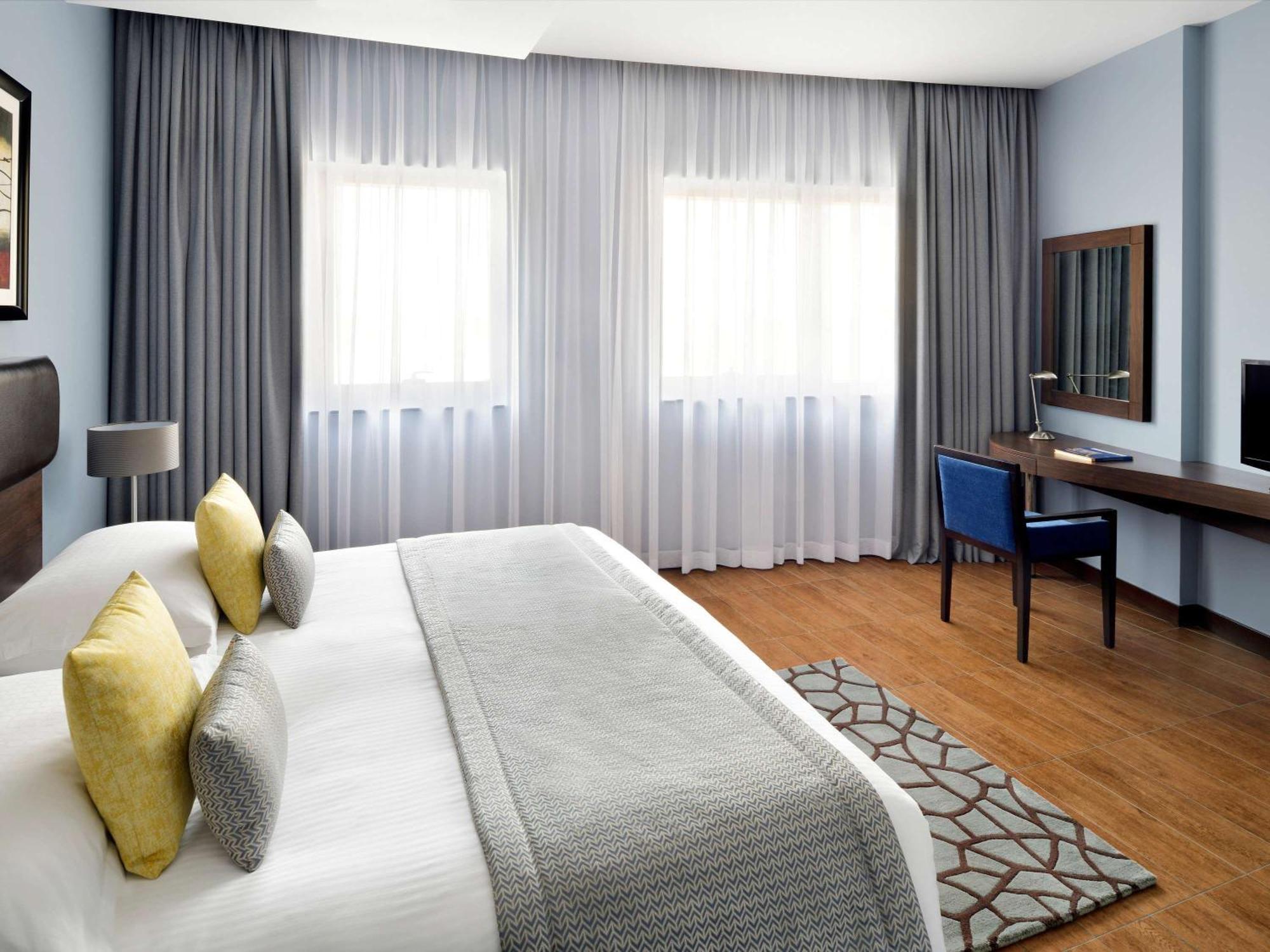Moevenpick Hotel Apartments Al Mamzar Dubai Exterior foto A bedroom at the hotel