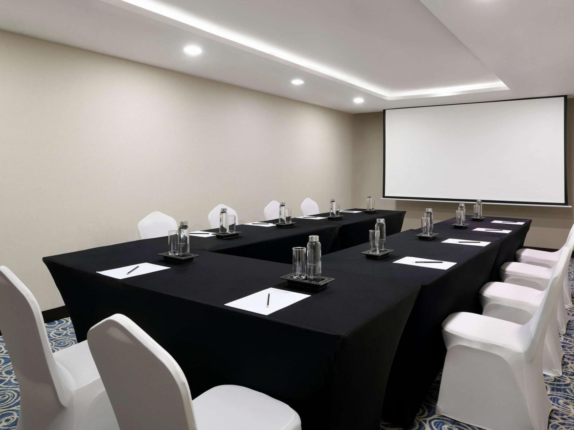 Moevenpick Hotel Apartments Al Mamzar Dubai Exterior foto Meeting room