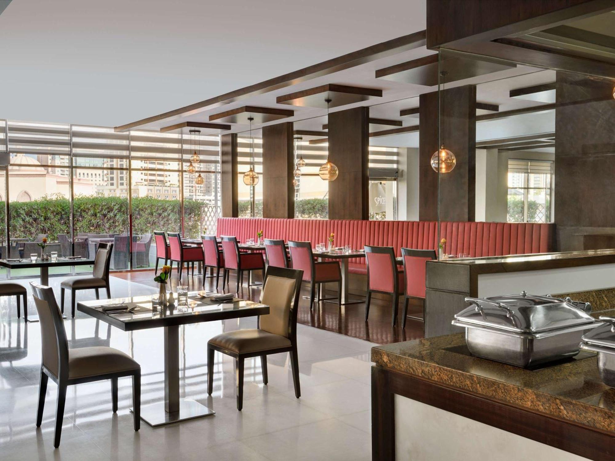Moevenpick Hotel Apartments Al Mamzar Dubai Exterior foto The restaurant