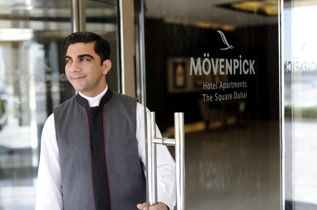 Moevenpick Hotel Apartments Al Mamzar Dubai Exterior foto A doorman at a hotel in Dubai